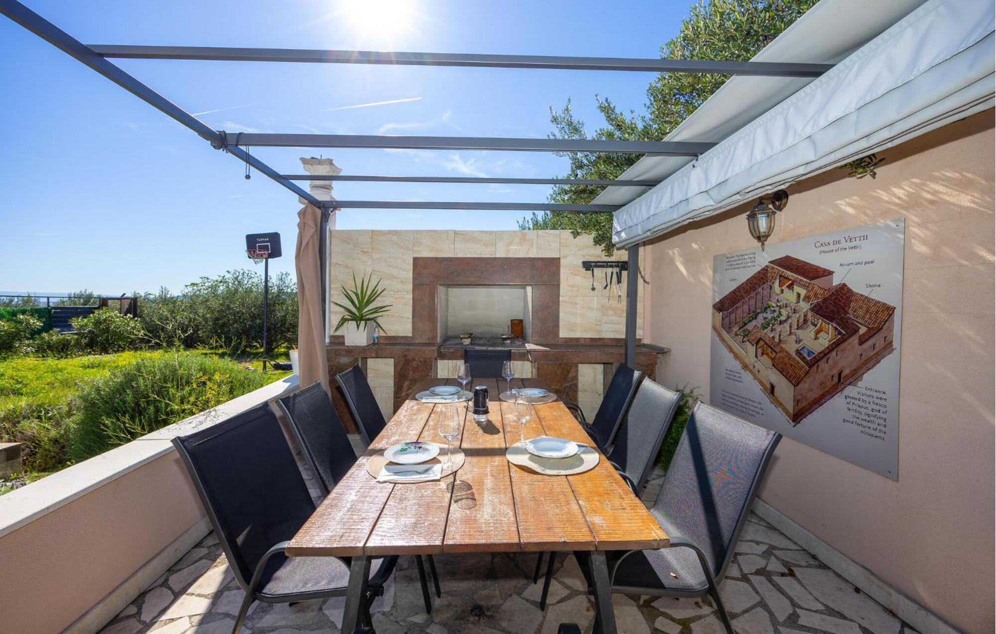 Nice Home In Kastel Sucurac With Wifi Каштела Экстерьер фото