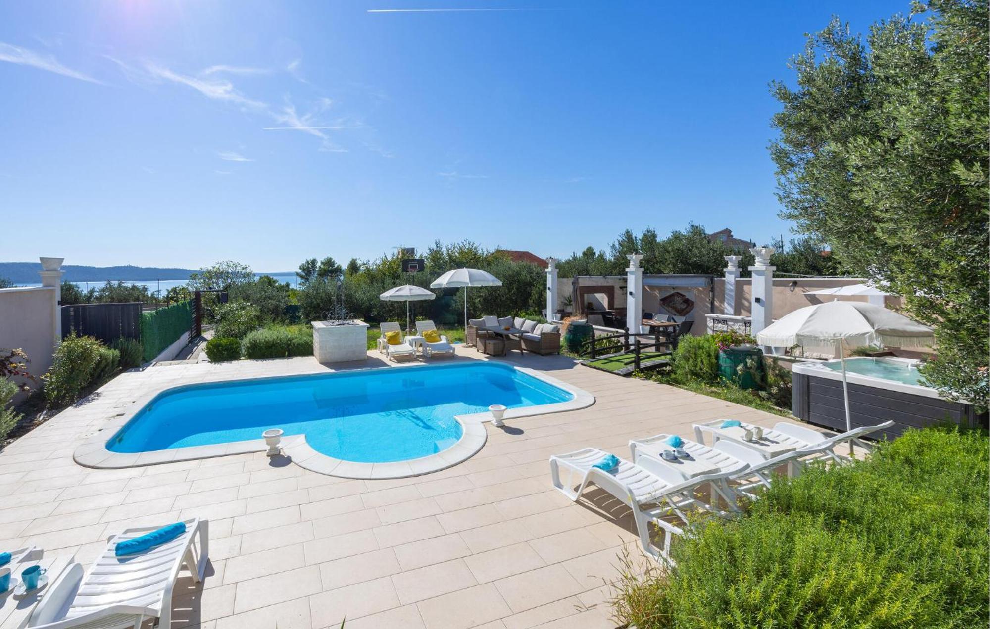 Nice Home In Kastel Sucurac With Wifi Каштела Экстерьер фото